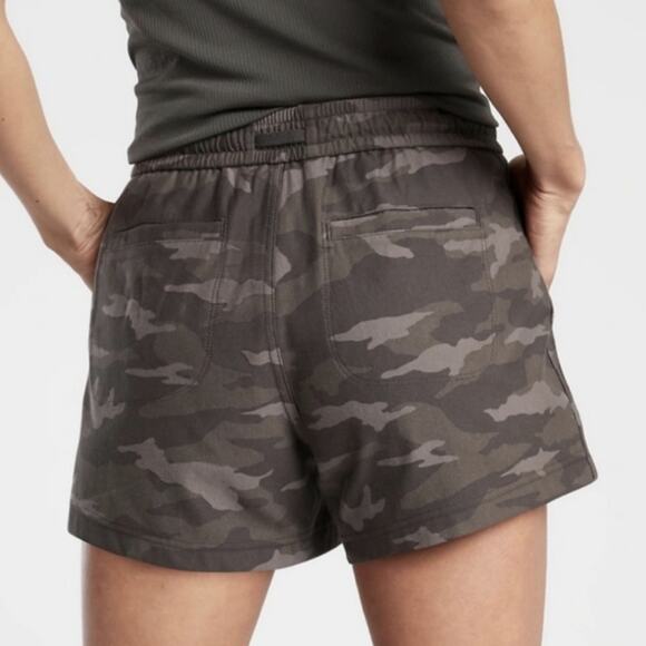 Athleta Farallon Camo Sweat Shorts Women's Size 14 - Picture 4 of 6
